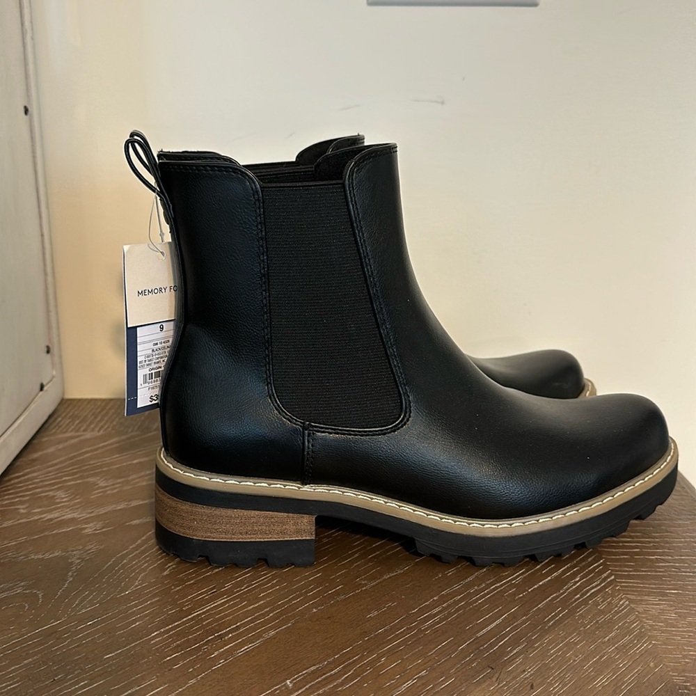 Brand new universal thread memory foam black boots.